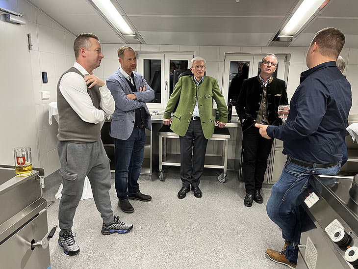 St. Emmeramsmühle Gastronom und Inhaber Karl Heinz Zacher (li.)  im Gespräch in der nagelneuen Vorzeige-Küche der St. Emmeramsmühle, die nach Umbau am 17.11.2021 eröffnet (©Foto: Martin Schmitz)